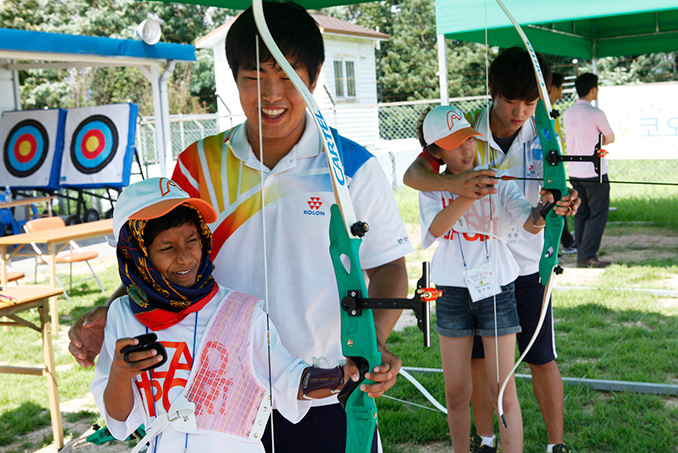 다문화 가정 학생들에게 양궁을 가려쳐주는 코오롱 양궁팀 선수들입니다.