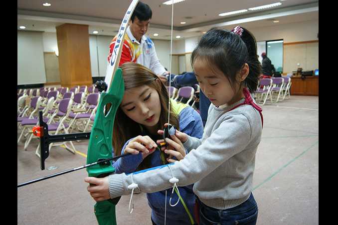 아이들에게 활쏘는 법을 가르쳐주는 포미닛 권소현입니다.
