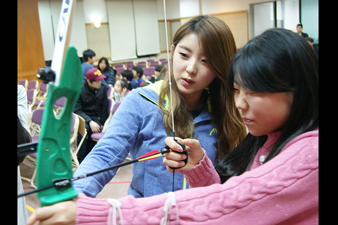 포미닛 권소현이 코오롱 양궁교실에 참가하여 아이들에게 활 쏘는 법을 가츠쳐주고 있습니다.