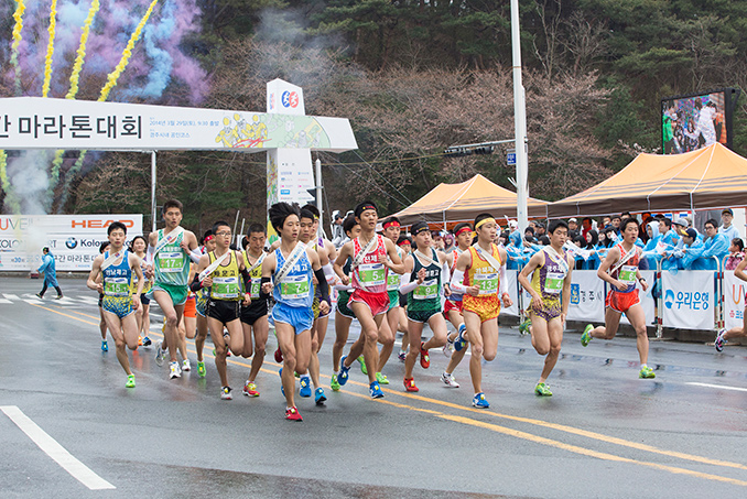 30회 코오롱 구간 마라톤 고등부 출발하는 모습입니다.